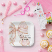 Baby Girl Pink Bow Baby Shower Invitation ペーパープレート (パーティー)