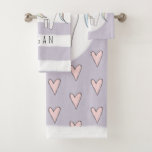 Baby Girl Pink Doodle Unicornハートパターン名 バスタオルセット<br><div class="desc">このかわいいお洒落デザインは、子どもやベビーのアパレル、アクセサリー、子供部屋デコールなど、かわいいドールを集めたコレクションの一部です。この子ども用タオルセットデザインは、手で描いたドードルパステルのレインボーユニコーンとハートパターンが特徴で、赤ちゃんのパーソナライズされた名前と一緒に使えます。お前の小さなのに完璧だ！</div>