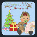 Baby Girl's 1st Christmas Squareステッカー スクエアシール<br><div class="desc">ベビーガールの第1回クリスマスススクウェアのステッカーは、ライトブルーの雪の背景（カスタマイズ可能）、かわいい漫画のベビーガールのブルージャンパー、赤シャツ、ホリー付き緑のヘアバンド、テディベアとピンクの毛布を保持する女の子。その下に飾ギフトのクリスマスツリーもある。様式化カラフル文字は私の初めてのクリスマス。クリスマスにぴったりの贈り物！背景の色を削除すカスタマイズる – 背景の画像を削除するクリックにカスタマイズは – 背景の画像の横の青"X"のボタンを削除し、その後、"背景の編集"に続いて、"完了した"あなたの色を選択し、完了した"上で行います。"この感謝していデザインの作成に使用するクリップアートのSweet N Sassyクリップアートへ。 http://sweetnsassyclipart.com"</div>