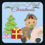 Baby Girl's 1st Christmas Squareステッカー スクエアシール<br><div class="desc">ベビーガールの第1回クリスマスススクウェアのステッカーは、ライトブルーの雪の背景（カスタマイズ可能）、かわいい漫画のベビーガールのブルージャンパー、赤シャツ、ホリー付き緑のヘアバンド、テディベアとピンクの毛布を保持する女の子。その下に飾ギフトのクリスマスツリーもある。様式化カラフル文字は私の初めてのクリスマス。クリスマスにぴったりの贈り物！背景の色を削除すカスタマイズる – 背景の画像を削除するクリックにカスタマイズは – 背景の画像の横の青"X"のボタンを削除し、その後、"背景の編集"に続いて、"完了した"あなたの色を選択し、完了した"上で行います。"この感謝していデザインの作成に使用するクリップアートのSweet N Sassyクリップアートへ。 http://sweetnsassyclipart.com"</div>