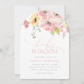 Baby in Bloom ブルッシュピンク フローラル ガール シャワー アーチ 招待状 (正面)