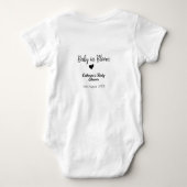 Baby in bloom baby shower simple black heart date ベビーボディスーツ (裏面)