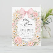 Baby in Bloom Blush Pink Bow Baby Shower 招待状 (スタンド正面)