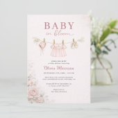 Baby in Bloom Clothesline Pink Bow Baby Shower 招待状 (スタンド正面)