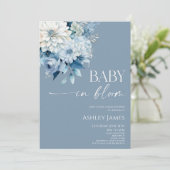 Baby In Bloom Dusty Blue Floral Baby Shower 招待状 (スタンド正面)