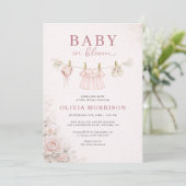 Baby in Bloom Pink Clothesline Photo Baby Shower 招待状 (スタンド正面)