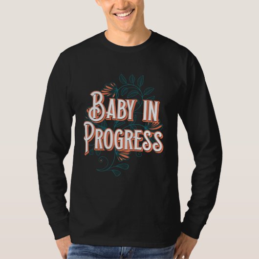 Baby in Progress New Mom Pregnancy Announcement Mo Tシャツ (正面)