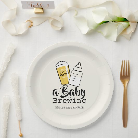 Baby is Brewing Beer Baby Bottle Beige Baby Shower ペーパープレート (ウェディング)
