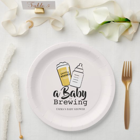 Baby is Brewing Beer Baby Bottle Pink Baby Shower ペーパープレート (ウェディング)