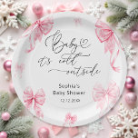 Baby Its Cold Outside Winter Pink Bow Baby Shower  ペーパープレート<br><div class="desc">This design is perfect for a winter baby shower and has a sweet,  seasonal charm to help welcome a baby girl! Matching items available.</div>