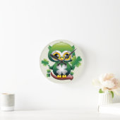 Baby Owl Cute St Patrick Cartoon ラウンド壁時計 (ホーム)