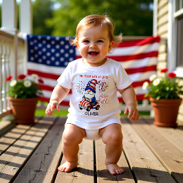 Baby Patriotic Gnome First 4th July ベビーTシャツ