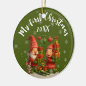 Baby’s First Christmas Green - Cute Holiday Gnomes セラミックオーナメント (左)