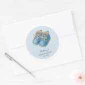 Baby Sneakers Baby Shower Minimalist Sports ラウンドシール (封筒)