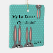 Babys最初イースターのウサギのパーソナライズなティール（緑がかった色）の青 セラミックオーナメント (右)