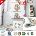 Babys 1st Christmas PHOTOリース名Keepsake ラッピングペーパー<br><div class="desc">ベビーの写真、名前、日付を追加して、このフェスティバルの水の色のリース、喜びベビーの初めてのクリスマスギフトラッピング紙をパーソナライズする。</div>