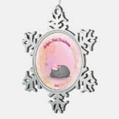 Baby's First Christmas Snowflake 2025 - Hippo スノーフレークピューターオーナメント (右)