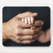Baby's Hand Gripping Daddy's Hand マウスパッド (正面)