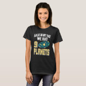 Back In My Day We Had 9 Planet   Retro Astronomy P Tシャツ (正面フル)