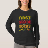Back To School 1st Grade Rocks Student Teacher Tea Tシャツ (正面)