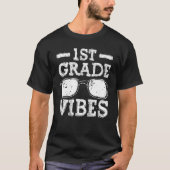 Back To School 1st Grade Vibes First Day Teacher Tシャツ (正面)