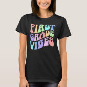 Back to School First Grade Vibes First Day Teacher Tシャツ (正面)