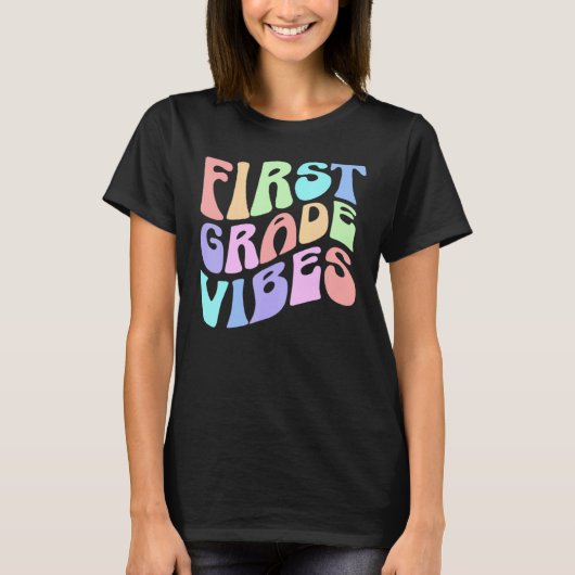 Back to School First Grade Vibes First Day Teacher Tシャツ (正面)