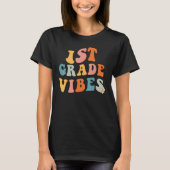 Back to school First Grade Vibes Teacher 1st Grade Tシャツ (正面)