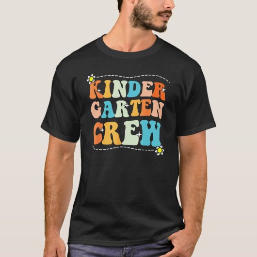Back To School Kindergarten Crew Groovy Retro Teac Tシャツ (正面)