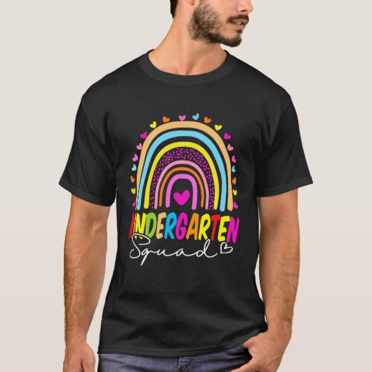 Back To School Kindergarten Squad Rainbow Teacher Tシャツ (正面)