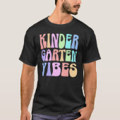 Back to School Kindergarten Vibes First Day Teache Tシャツ (正面)