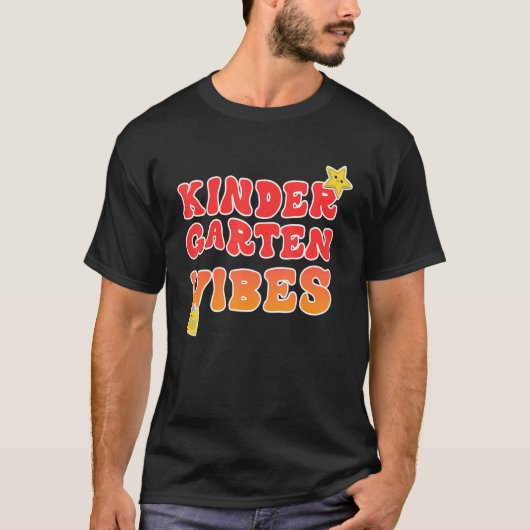 Back To School Kindergarten Vibes Retro Teacher Wo Tシャツ (正面)