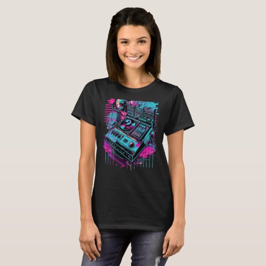 Backprint Retrowave DJテクノFuturesynth Synthwav Tシャツ (正面フル)