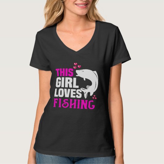 Backprint This girl loves fishing and anglers Tシャツ (正面)