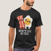 Bacon And Eggs On Toes Funny Toast Pun Dark BG Tシャツ (正面)