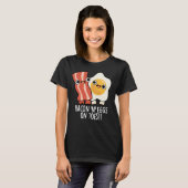Bacon And Eggs On Toes Funny Toast Pun Dark BG Tシャツ (正面フル)