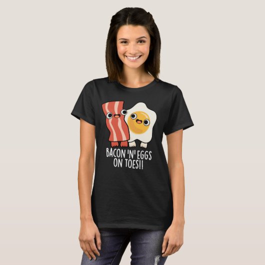 Bacon And Eggs On Toes Funny Toast Pun Dark BG Tシャツ (正面フル)