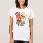 Bacon And Eggs On Toes Funny Toast Pun  Tシャツ (正面)