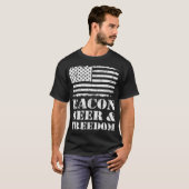 Bacon Beer & Freedom  BBQ Grilling USA Flag Funny  Tシャツ (正面フル)