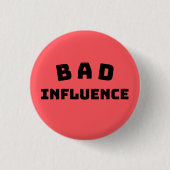 BAD Influence おもしろい Redボタン – はっきりしたタイポグラフィ 缶バッジ (正面)