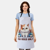Bad Vibes Only – 激しい猫とスカルゴシックデザイン エプロン (着用した状態)