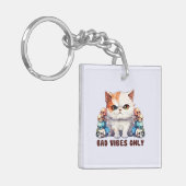 Bad Vibes Only – 激しい猫とスカルゴシックデザイン キーホルダー (正面左)