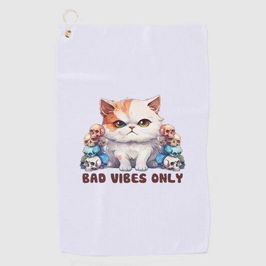 Bad Vibes Only – 激しい猫とスカルゴシックデザイン ゴルフタオル (正面)