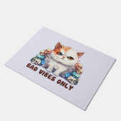 Bad Vibes Only – 激しい猫とスカルゴシックデザイン ドアマット (アングル)