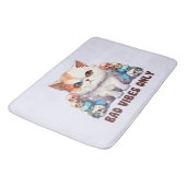 Bad Vibes Only – 激しい猫とスカルゴシックデザイン バスマット (アングル)