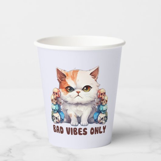 Bad Vibes Only – 激しい猫とスカルゴシックデザイン 紙コップ (正面)
