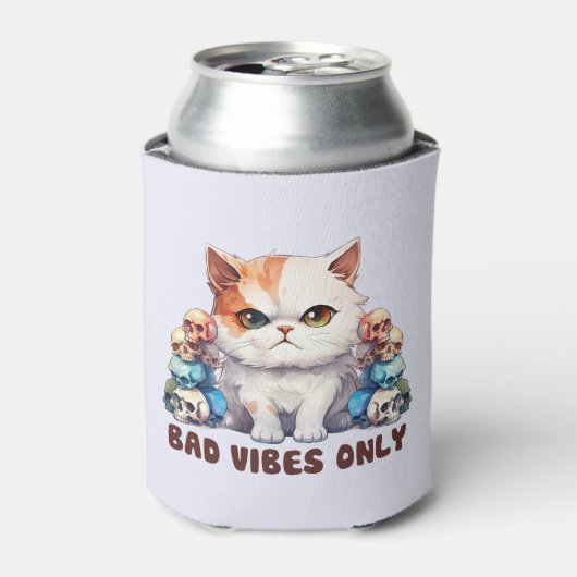 Bad Vibes Only – 激しい猫とスカルゴシックデザイン 缶クーラー (缶正面)