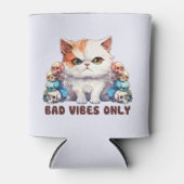 Bad Vibes Only – 激しい猫とスカルゴシックデザイン 缶クーラー (正面)