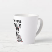 Bad Vibes Only – 猫とスカル カフェラテマグ (右アングル)