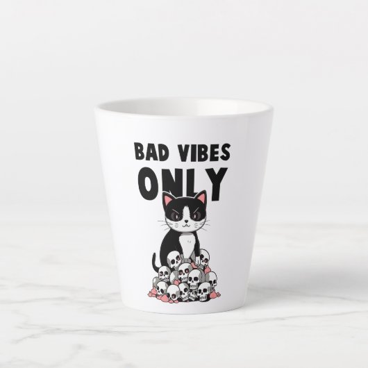 Bad Vibes Only – 猫とスカル カフェラテマグ (正面)